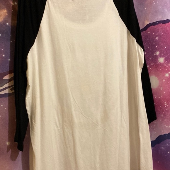 Hot Topic Hogwarts Crest Raglan - Picture 2 of 5